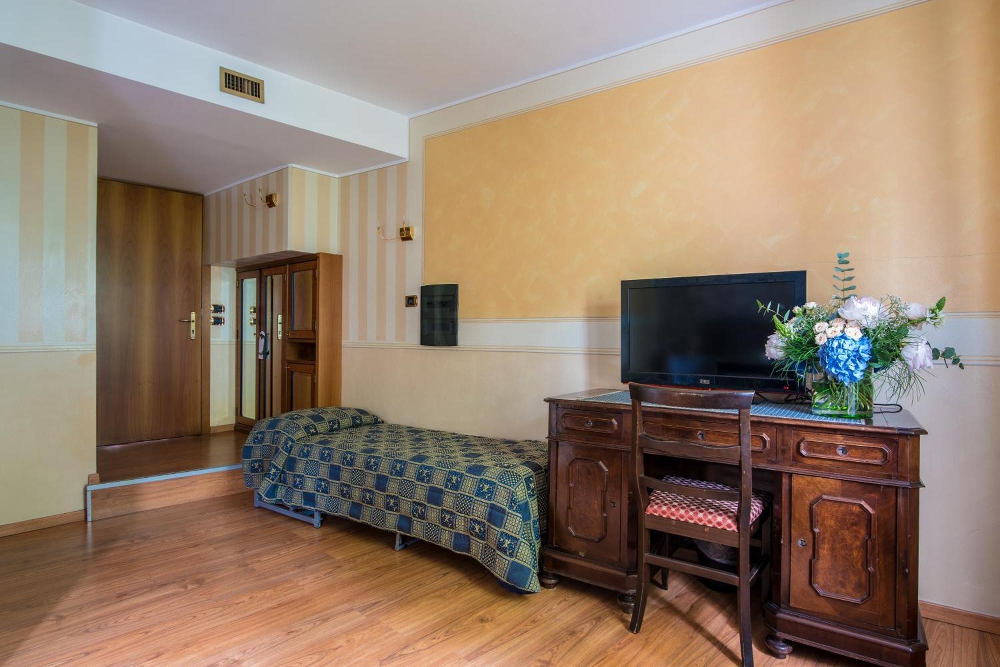 Hotel Porta Del Sole ソイアーノ・デル・ラーゴ エクステリア 写真
