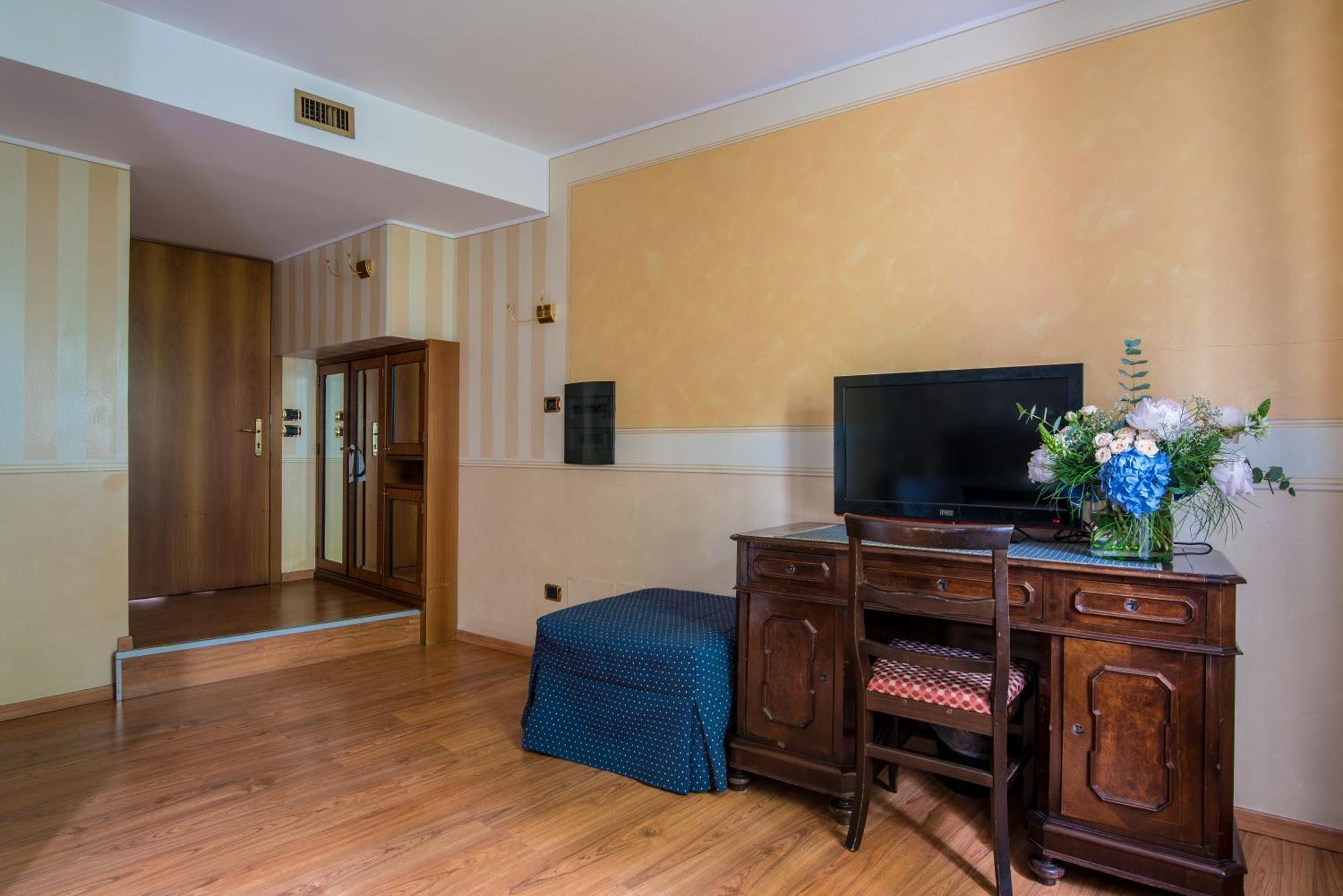 Hotel Porta Del Sole ソイアーノ・デル・ラーゴ エクステリア 写真