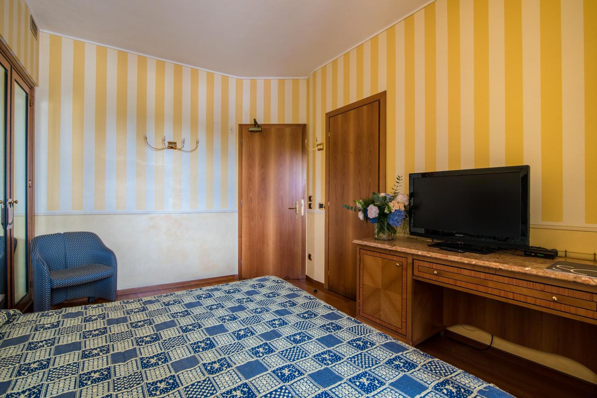 Hotel Porta Del Sole ソイアーノ・デル・ラーゴ エクステリア 写真
