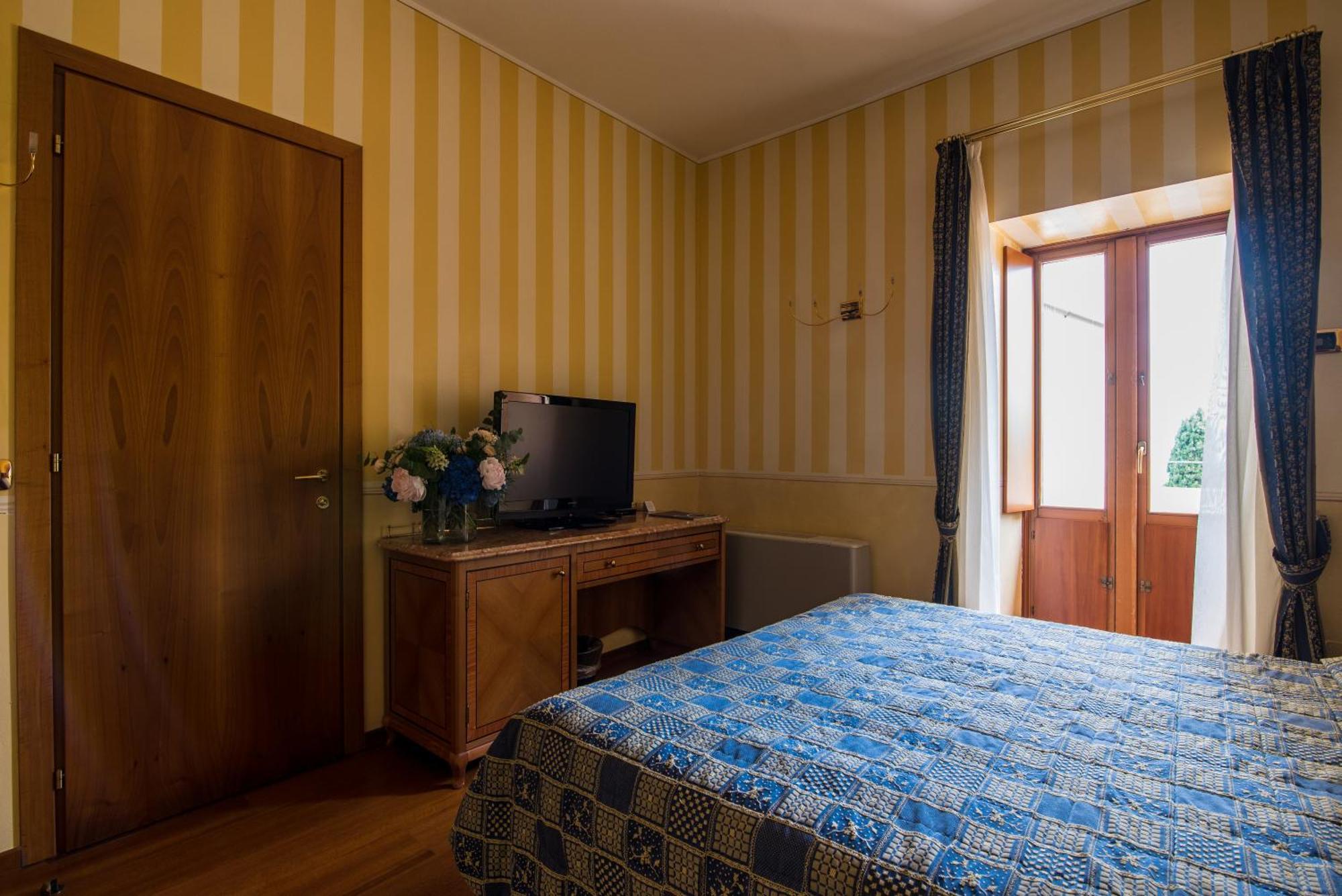 Hotel Porta Del Sole ソイアーノ・デル・ラーゴ エクステリア 写真
