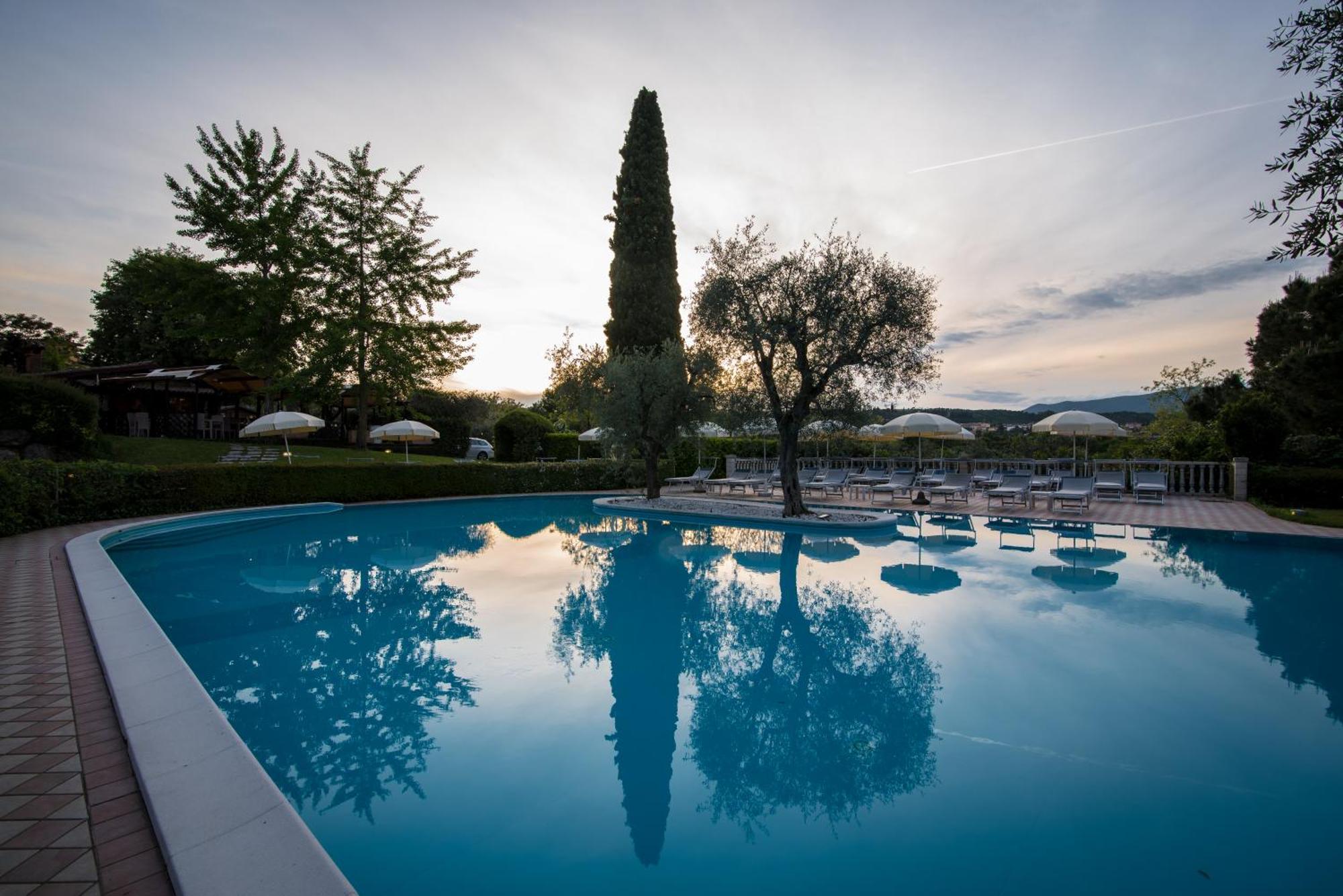 Hotel Porta Del Sole ソイアーノ・デル・ラーゴ エクステリア 写真