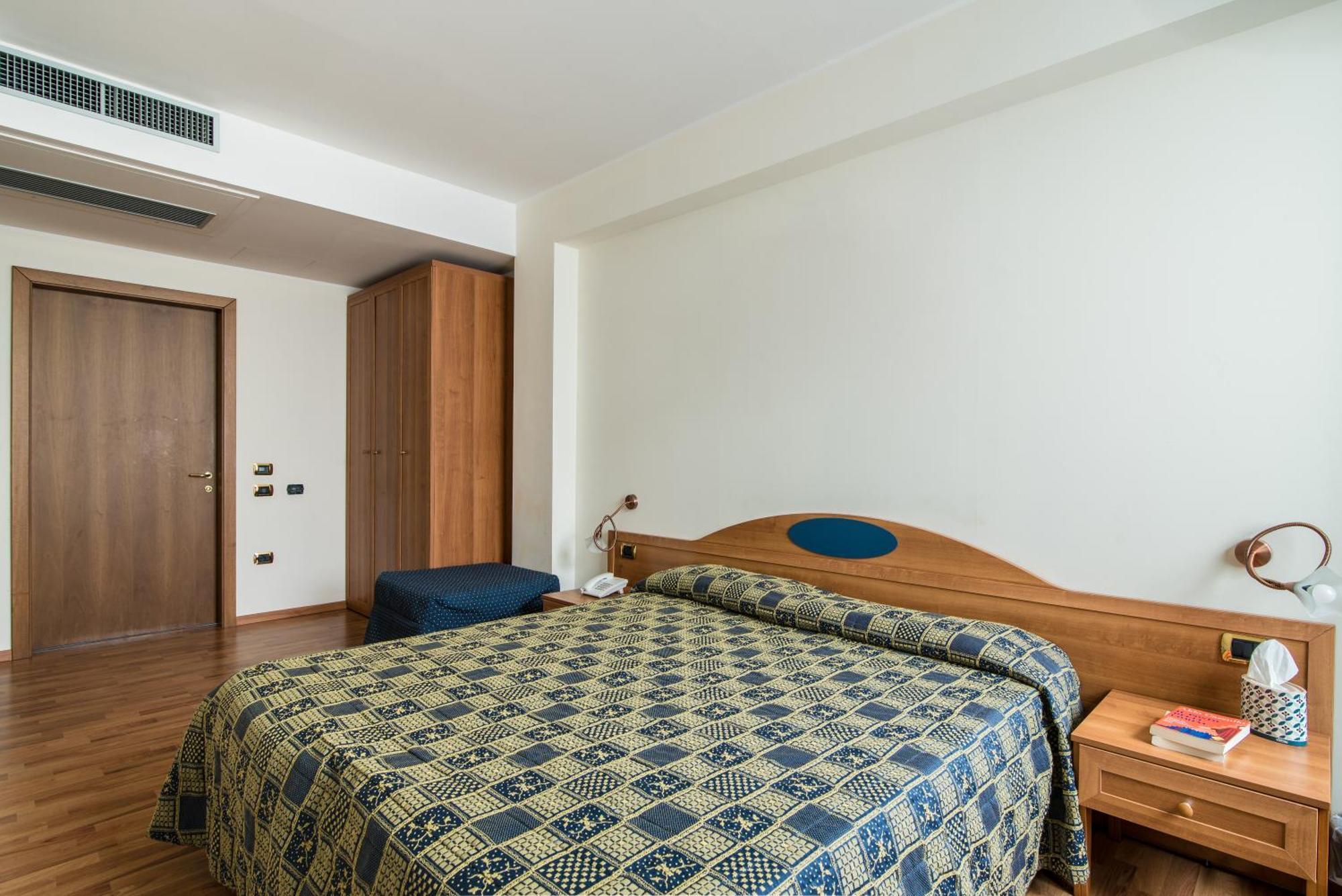 Hotel Porta Del Sole ソイアーノ・デル・ラーゴ エクステリア 写真